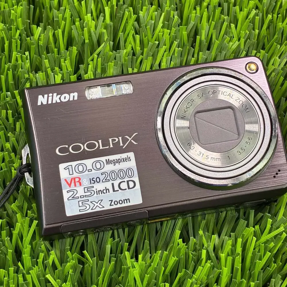 Nikon Coolpix S550 10.0MP Digital Camera with Charger, 2 Batteries, and 4GB SD C